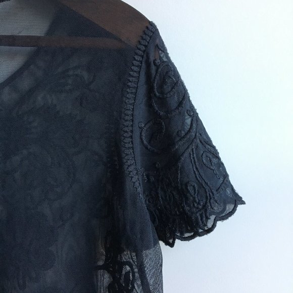 ⚪ 3/$15 Sheer black embroidered short sleeved blouse - Picture 10 of 13